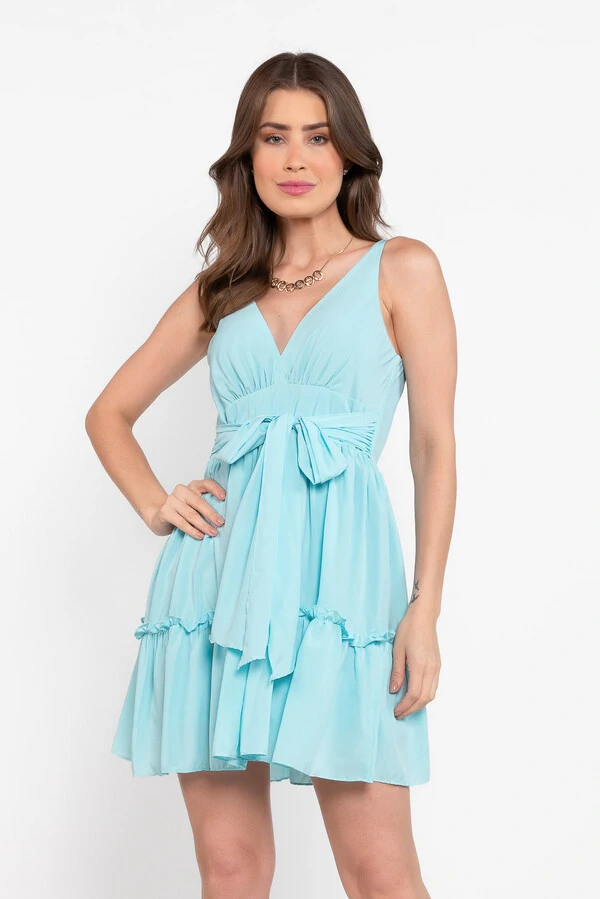 Vestido curto com babados e faixa embutida