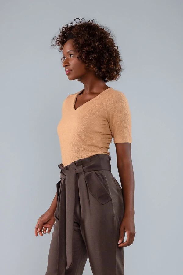 Blusa texturizada curta decote v