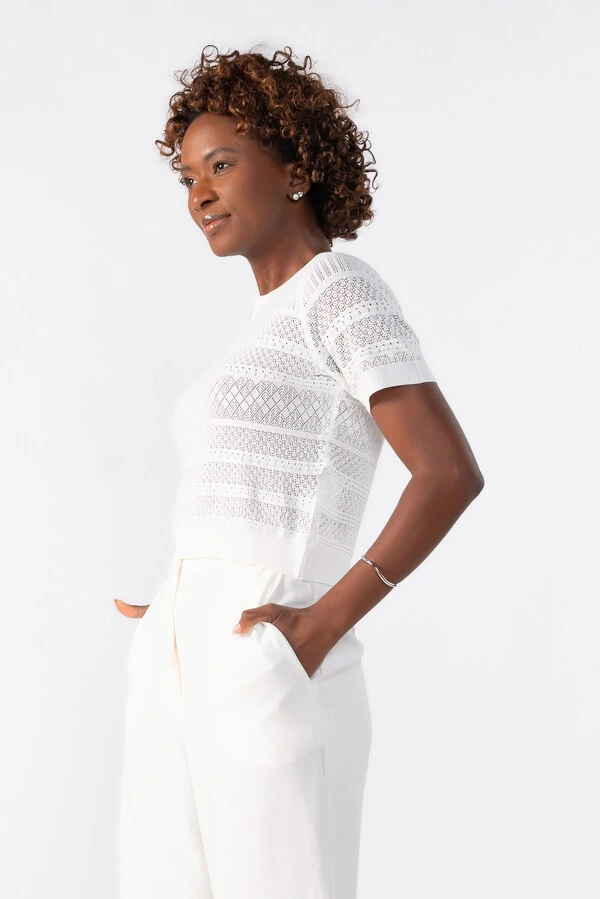 Blusa curta de tricot trabalhado