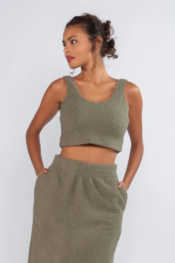Blusa teddy cropped sem mangas