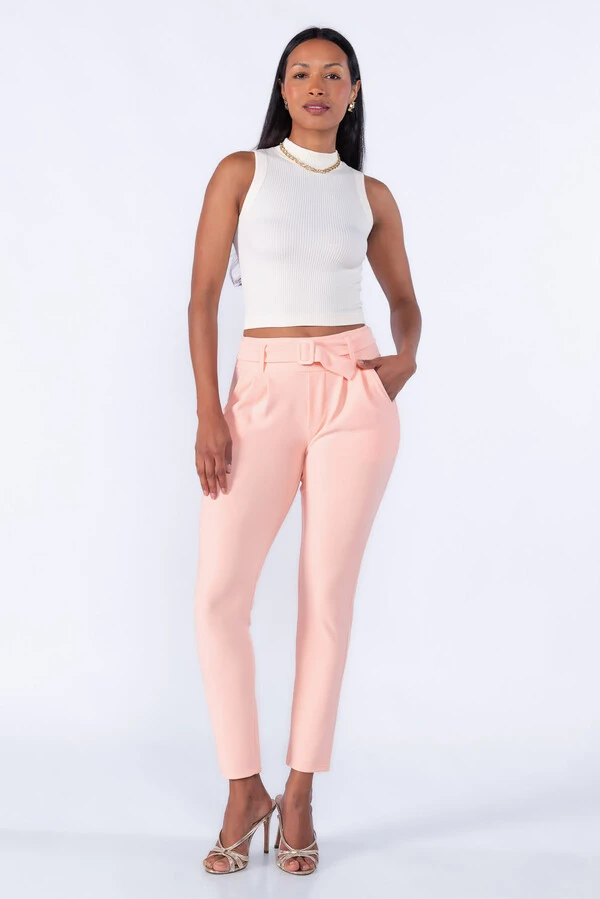 Calça cenoura pregas bolso