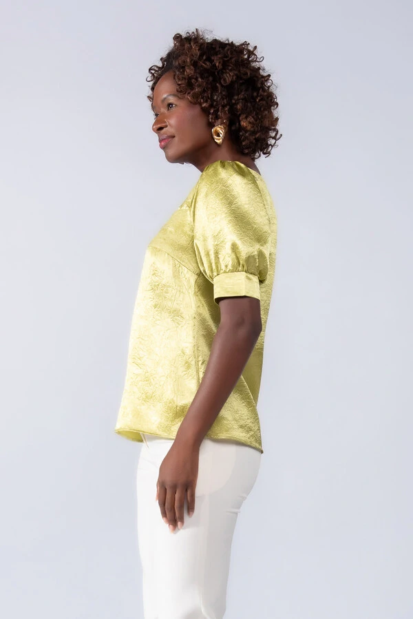 Blusa acetinada decote quadrado