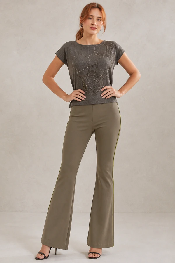 Blusa com aplicações em pedrinhas