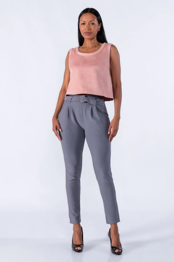 Calça cenoura pregas bolso