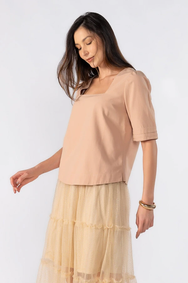 Blusa social decote quadrado detalhe na manga