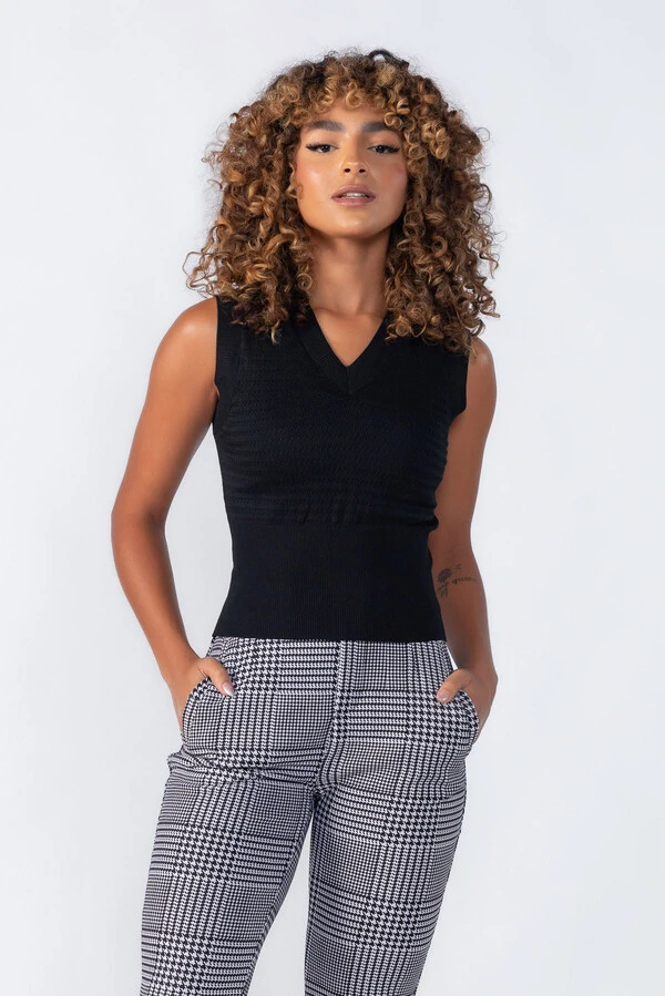 Blusa regata curta com furinhos