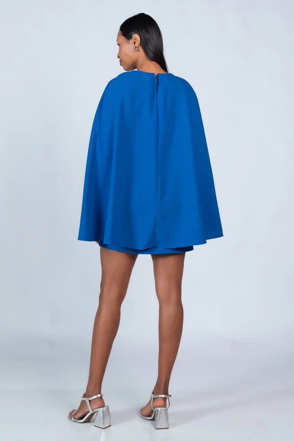 Vestido curto com capa