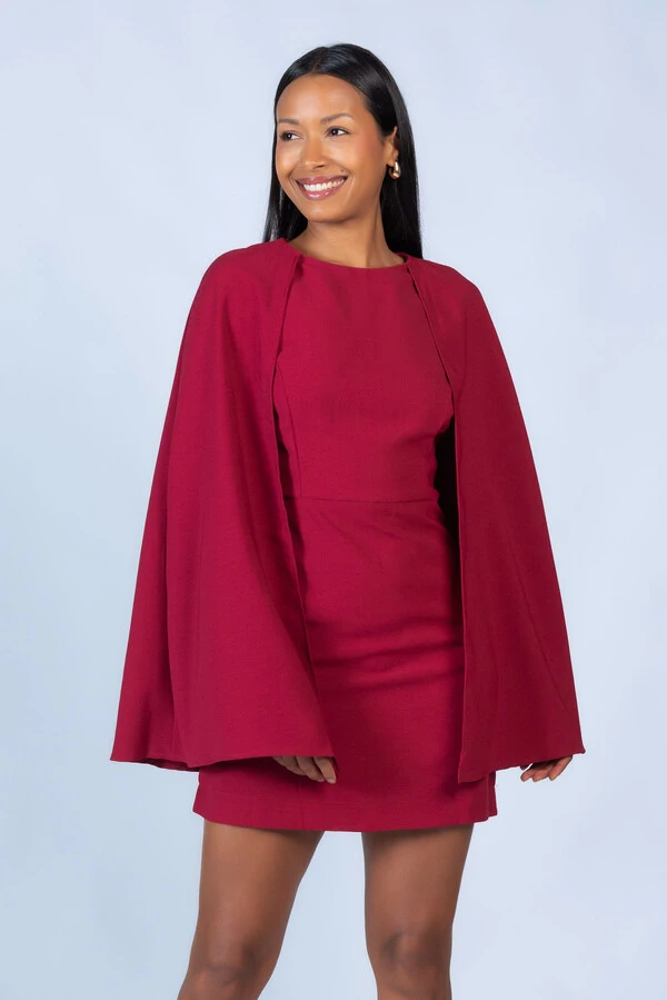 Vestido curto com capa