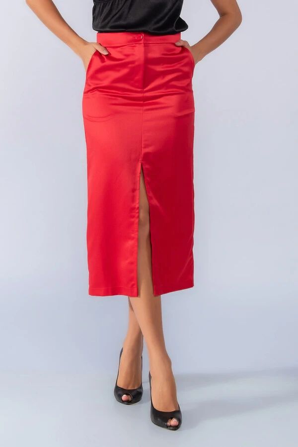 Saia midi acetinada com fenda