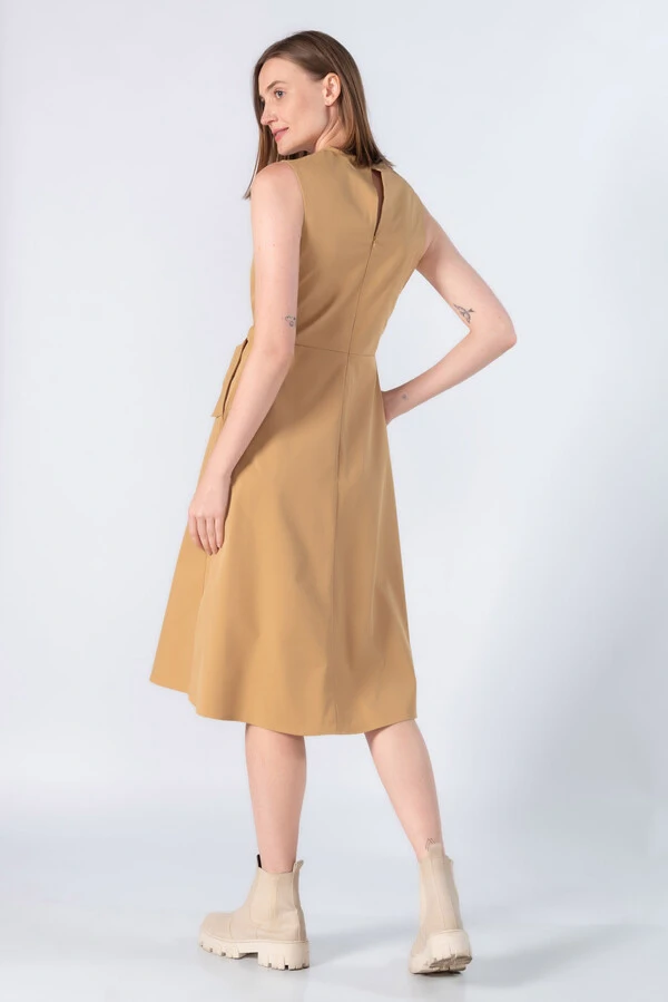 Vestido midi detalhe de ajuste na cintura