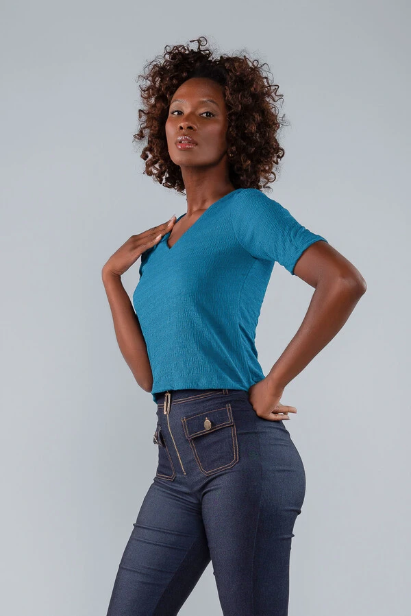 Blusa texturizada curta decote v