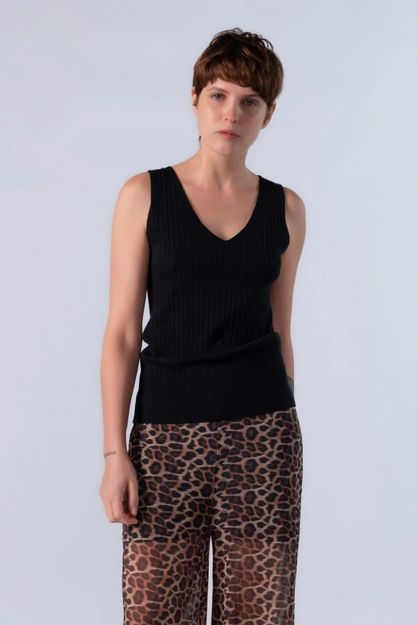 Blusa regata canelada decote em v