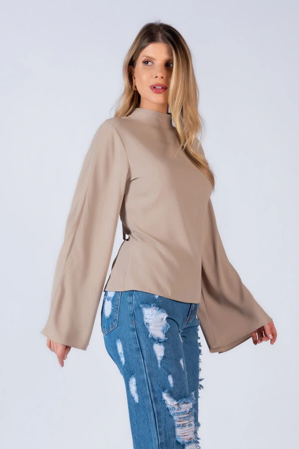 Camisa aberta nas costas em poliester