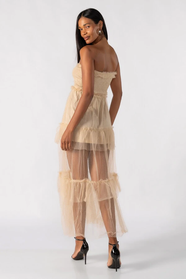 Vestido tomara que caia com tule