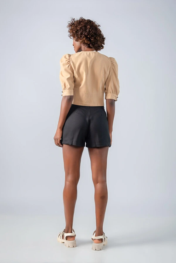 Shorts em crepe com amarracao lateral