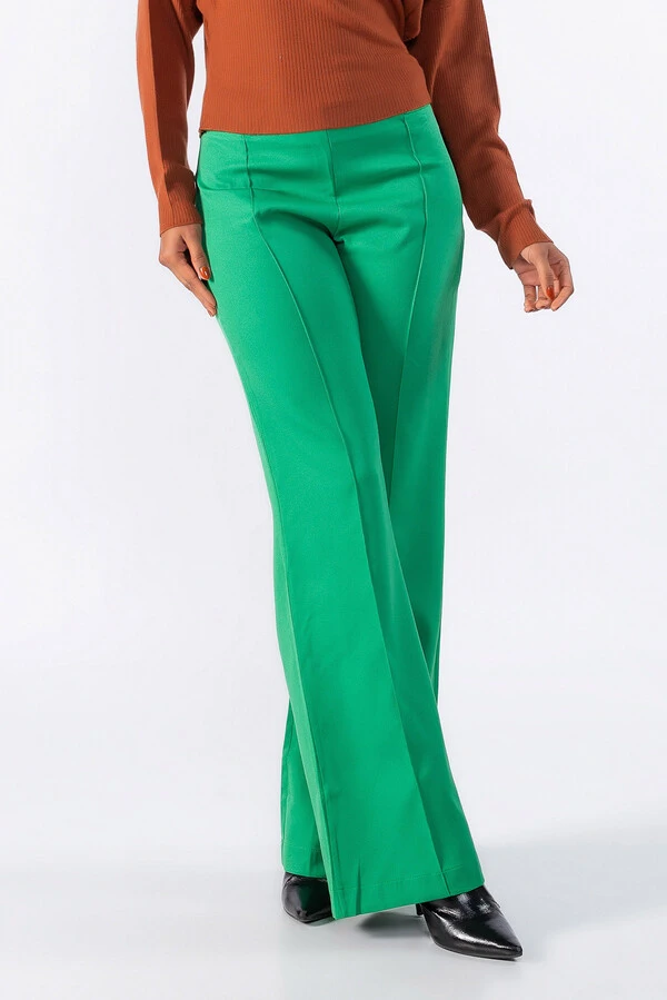 Calca pantalona com recorte frontal