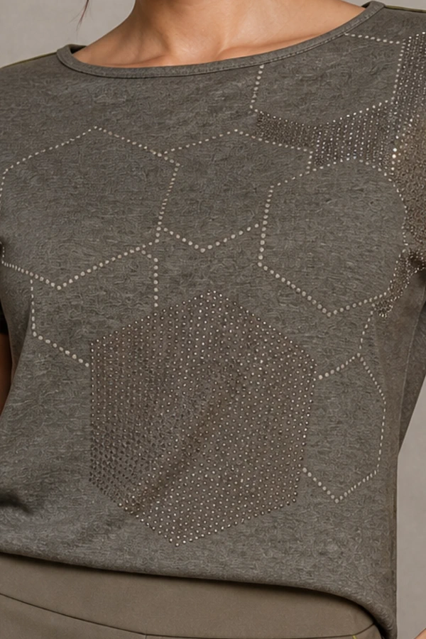 Blusa com aplicações em pedrinhas