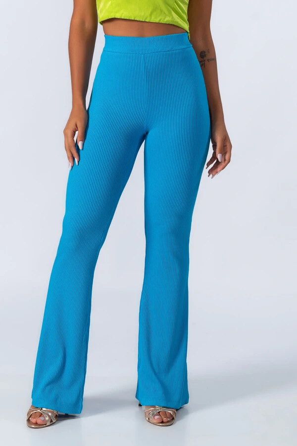 Calca flare em viscose canelada