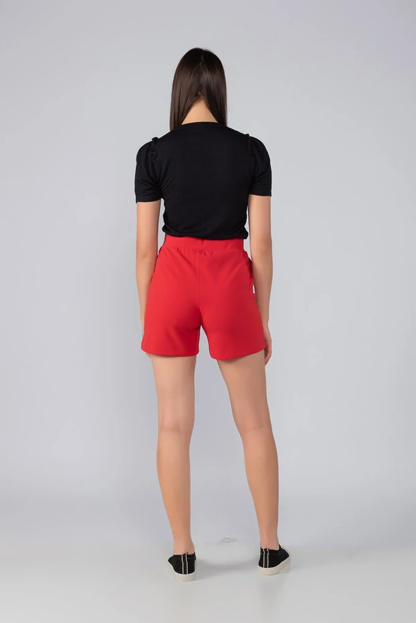 Shorts crepe liso detalhe cinto e bolsos