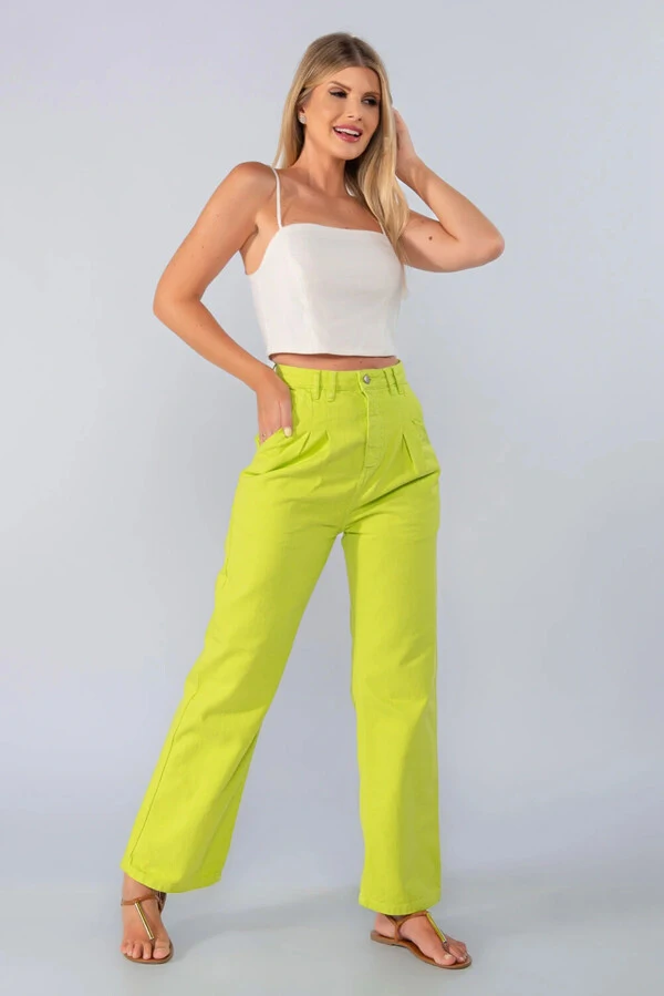 Calca jeans pantalona color com pinca
