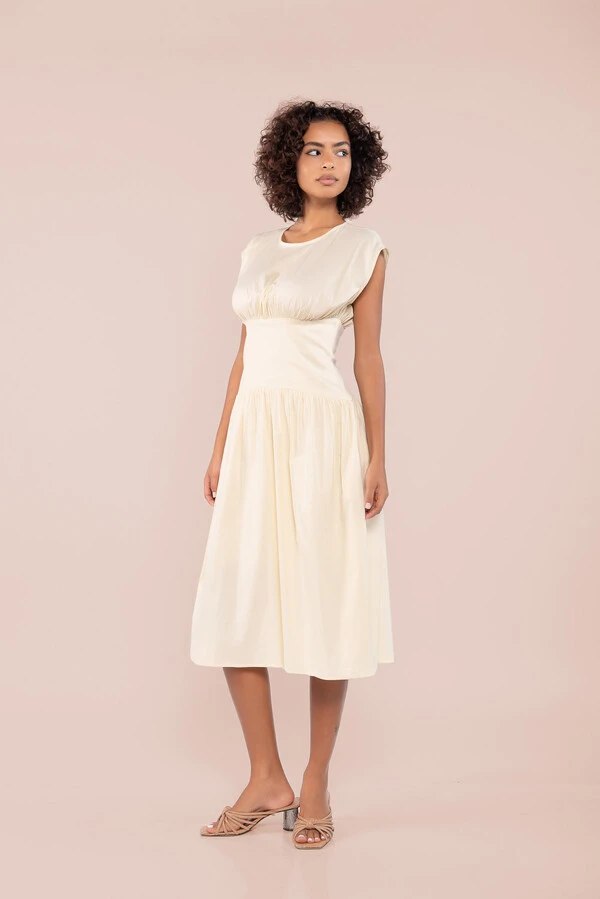 Vestido midi em algodao com pregas acinturado