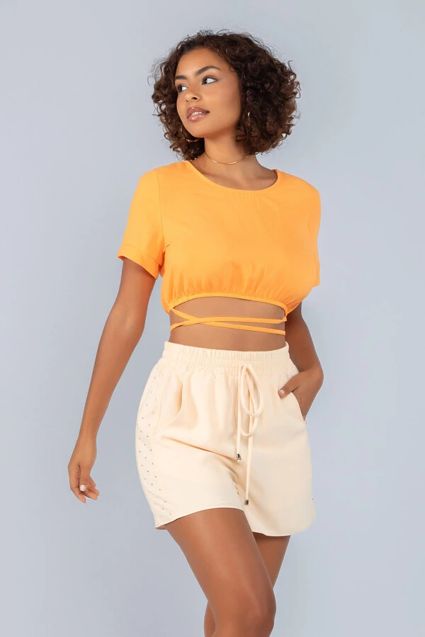 Blusa cropped em crepe elastico e amarracao cintura