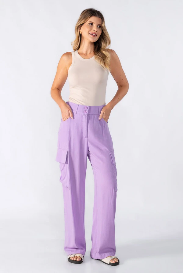 Calca pantalona com cinto e bolsos laterais