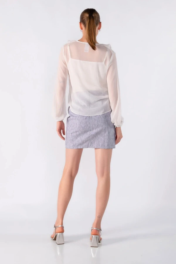Blusa em chiffon com babado no decote
