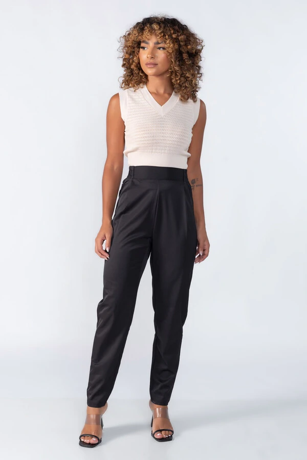 Blusa regata curta com furinhos