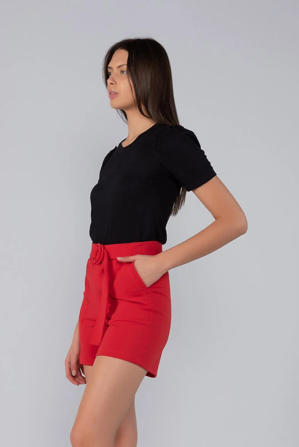 Shorts crepe liso detalhe cinto e bolsos