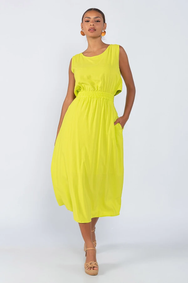 Vestido midi com elastico recorte nas costas