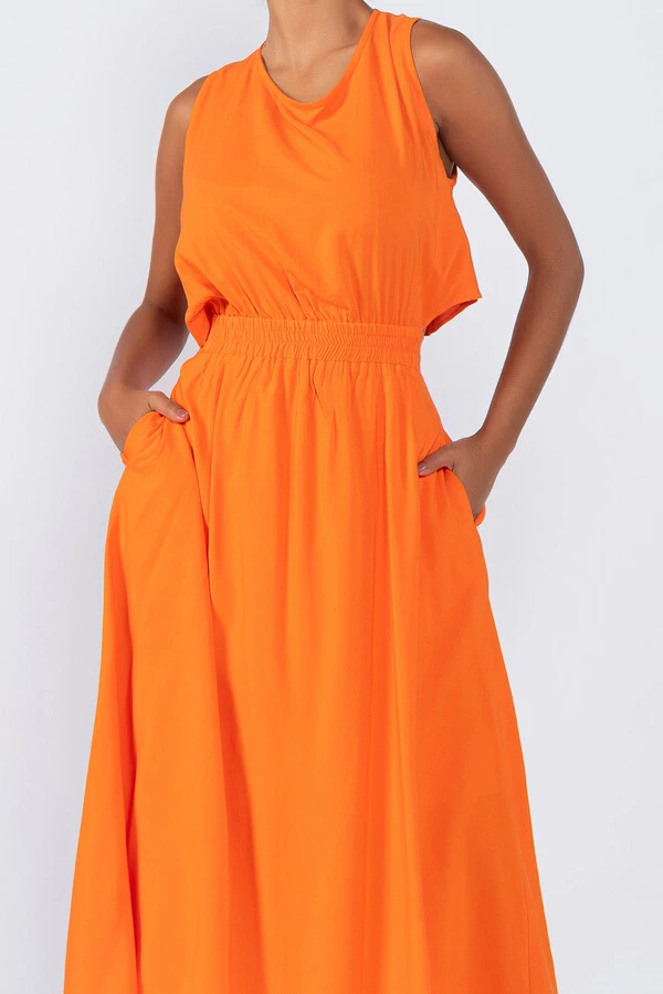 Vestido midi com elastico recorte nas costas