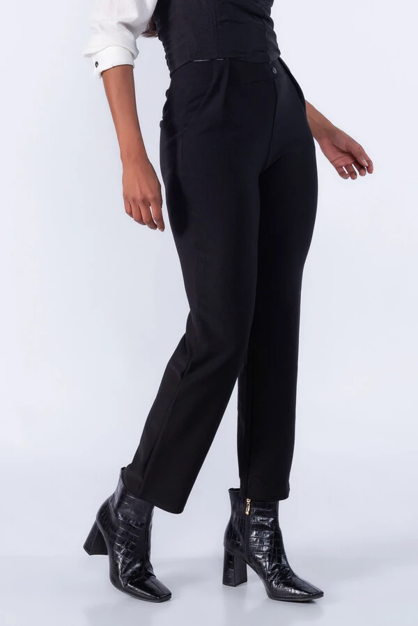 Calça com pregas frontais