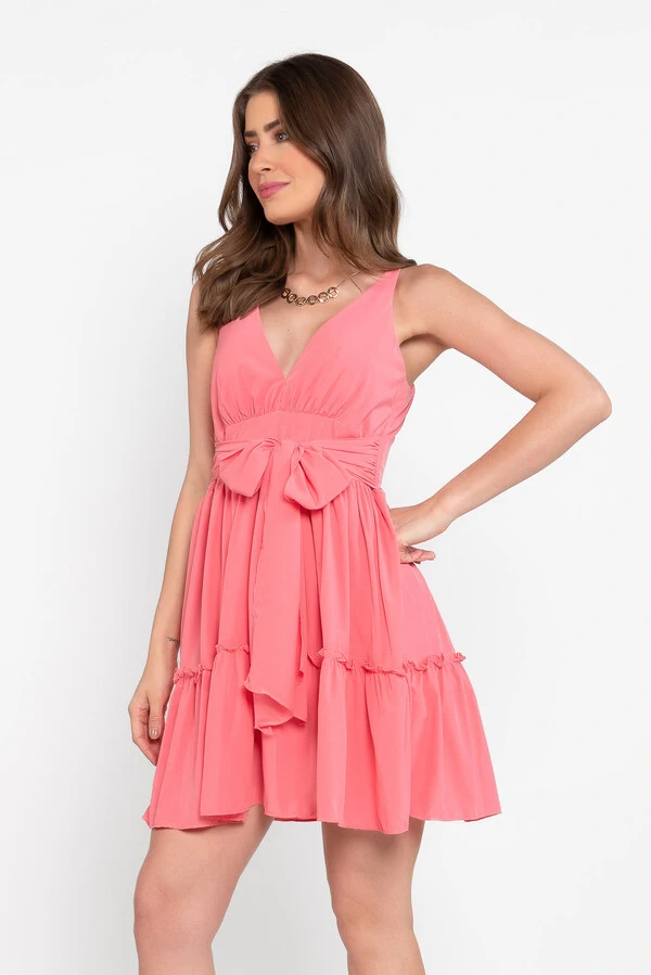 Vestido curto com babados e faixa embutida
