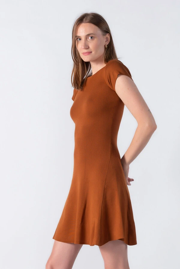 Vestido modelado com manga curta