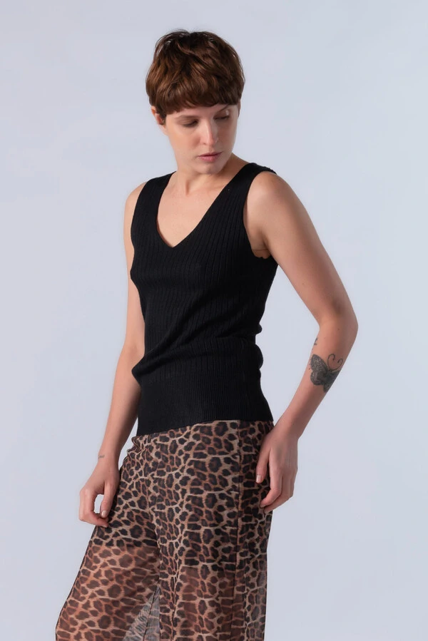 Blusa regata canelada decote em v