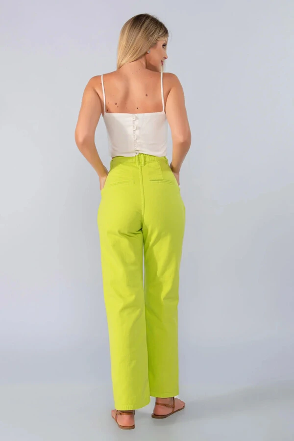 Calca jeans pantalona color com pinca