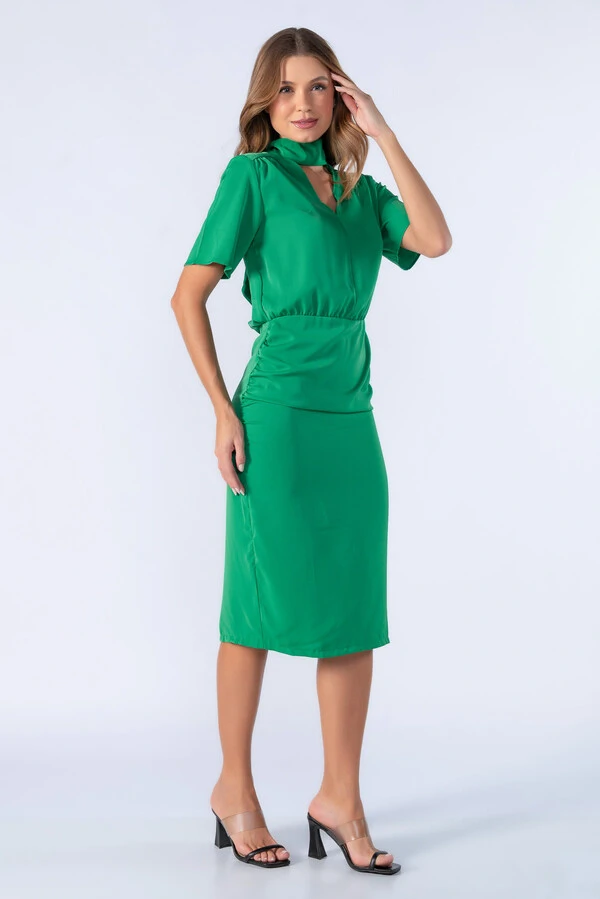 Vestido midi franzido decotado