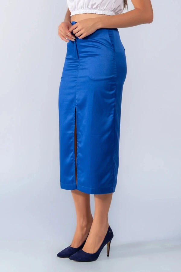 Saia midi acetinada com fenda