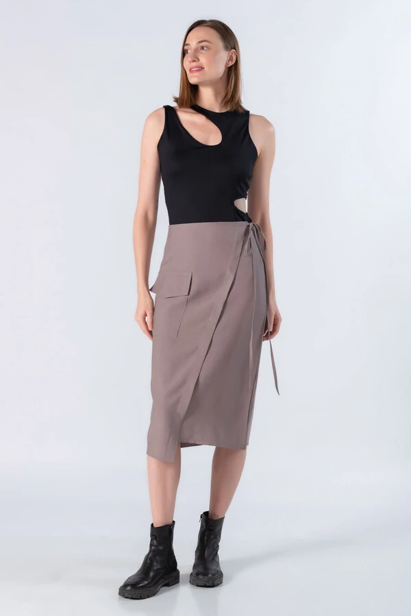 Saia midi em viscose com bolso e faixa