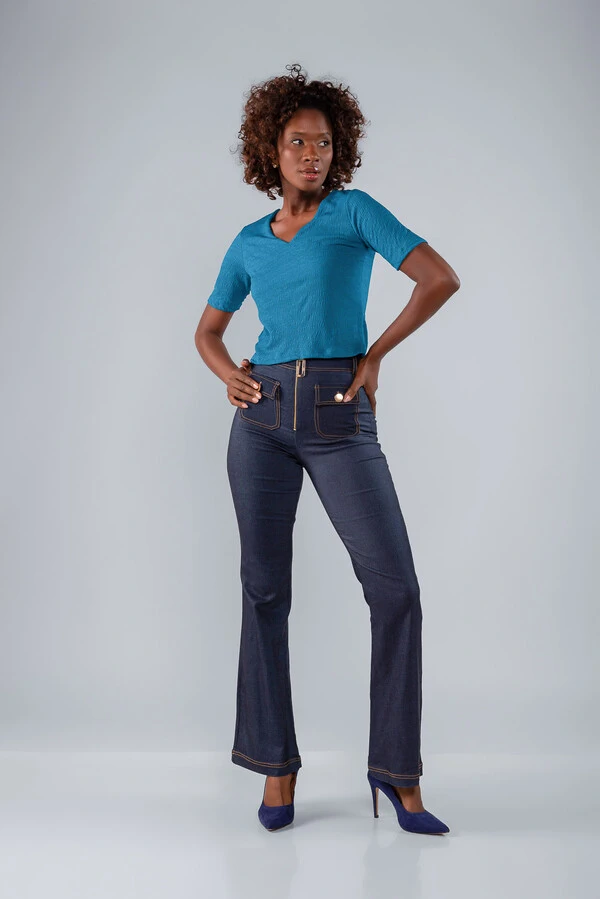 Blusa texturizada curta decote v