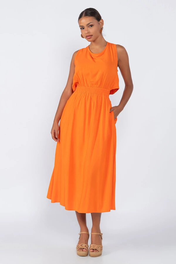Vestido midi com elastico recorte nas costas