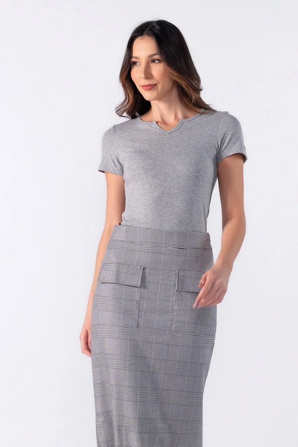 Blusa basica recorte em v no decote