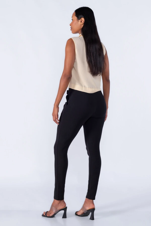Calça cenoura pregas bolso