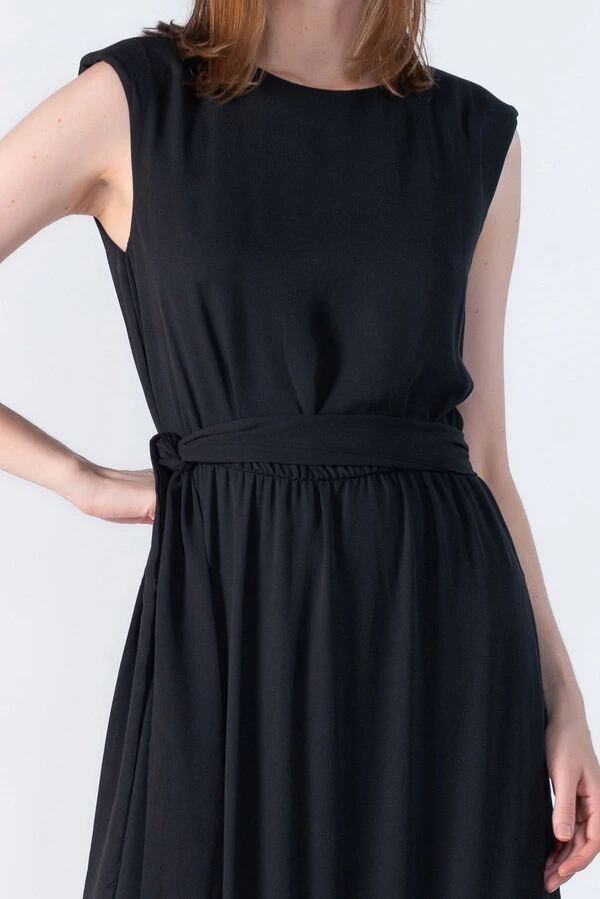 Vestido longo com ombreira e babado