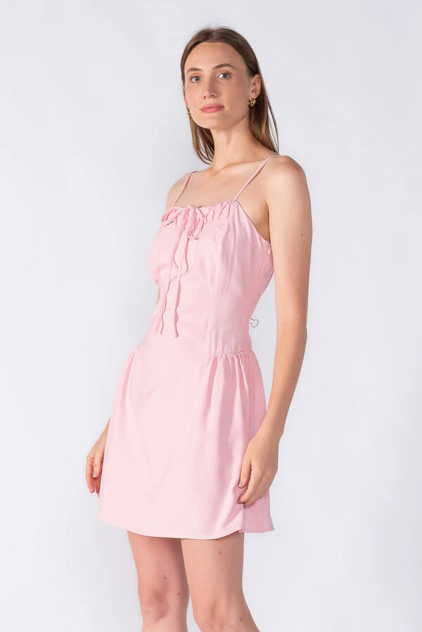 Vestido curto alca fina e amarraco no decote