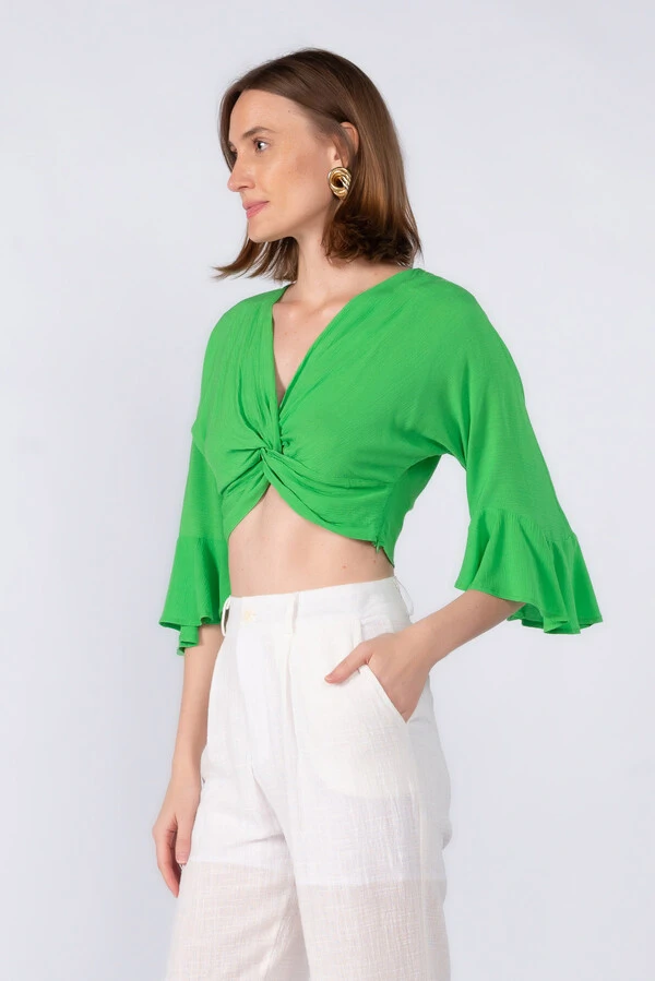 Cropped em viscose manga flare