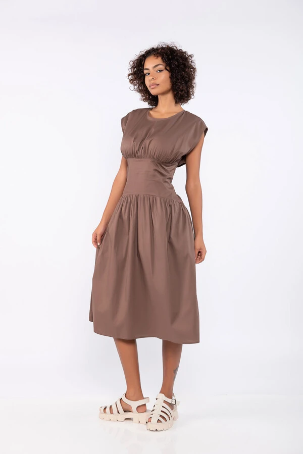 Vestido midi em algodao com pregas acinturado