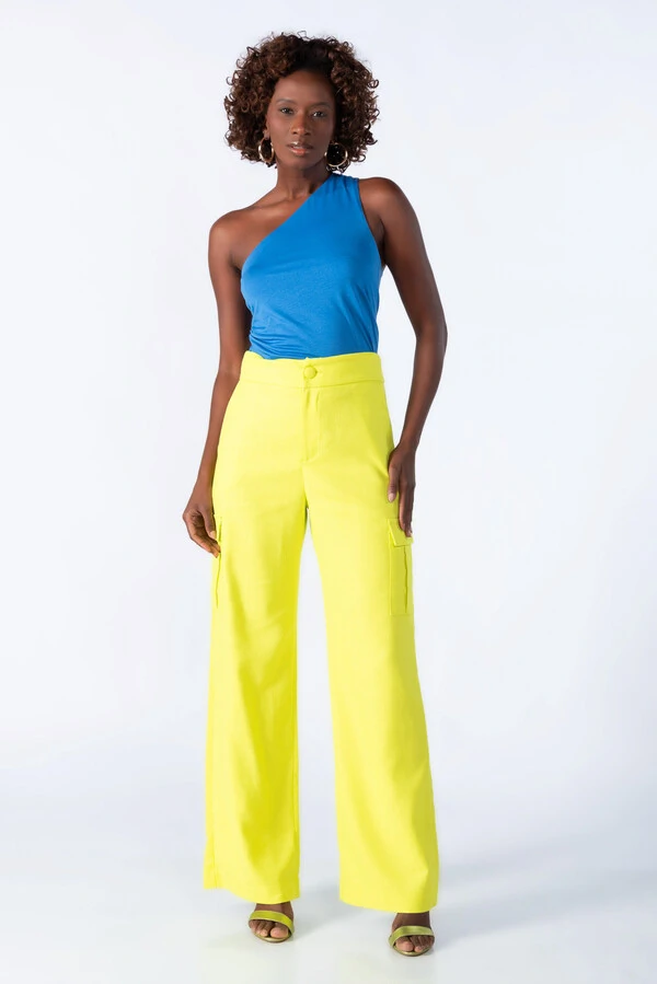 Calca pantalona em linho com bolsos