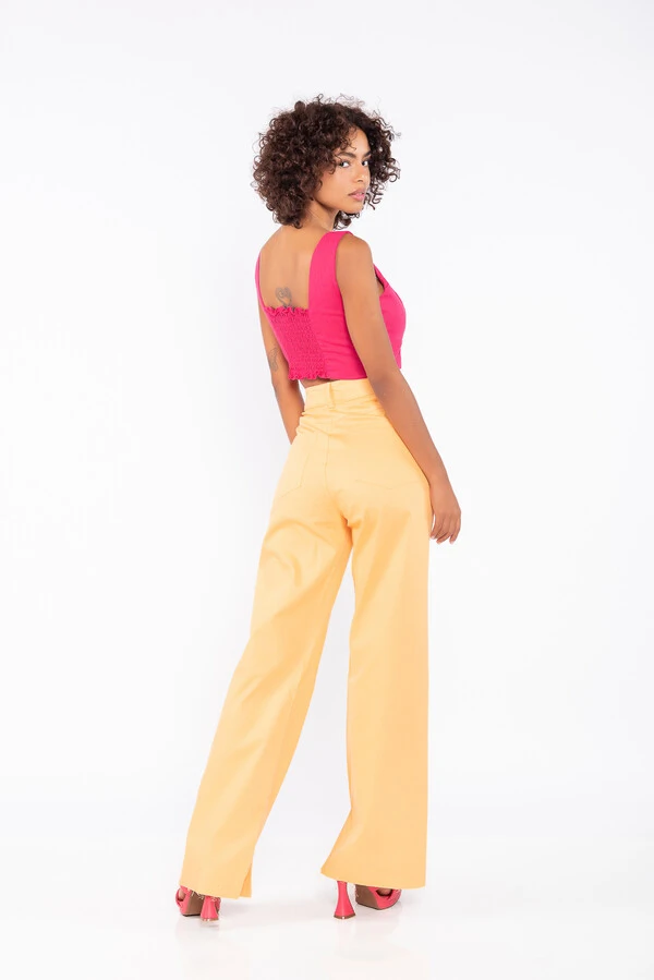 Calca sarja wide leg recorte e corrente no cos